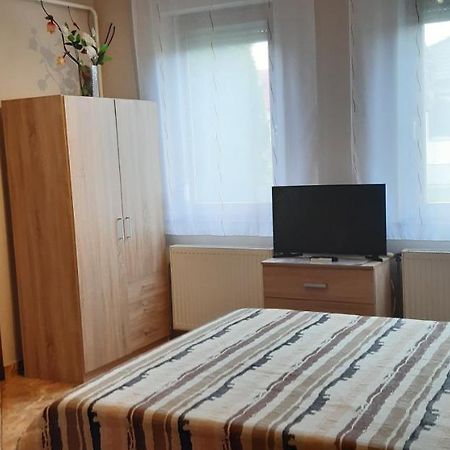 Flora Apartman Gyula Eksteriør billede