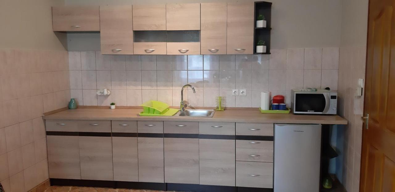 Flora Apartman Gyula Eksteriør billede