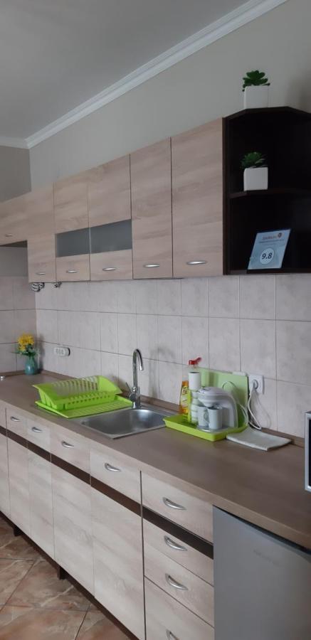 Flora Apartman Gyula Eksteriør billede